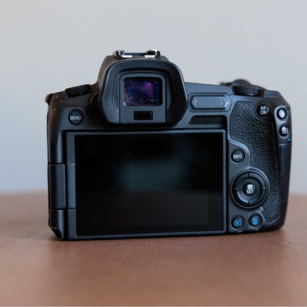 Canon EOS R mirrorless Digital Camera - - Picture 3 of 9